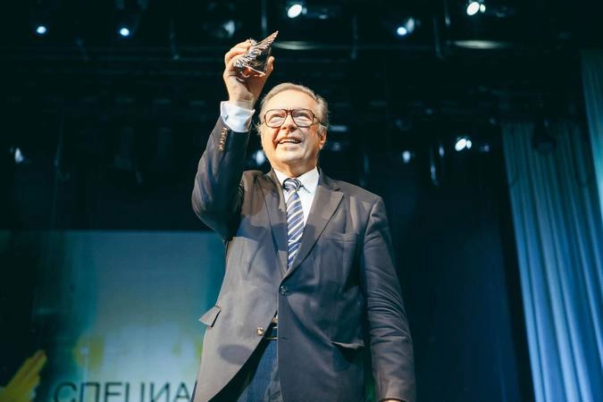 Режиссёр Кшиштоф Занусси со специальным призом фестиваля "Зеркало" за вклад в киноискусство.