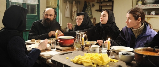 Кадр из фильма «За холмами».