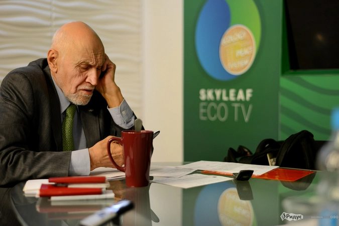 Николай Николаевич Дроздов говорит по телефону.