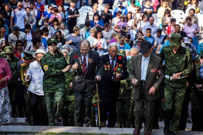 Ветераны Великой Отечественной войны на подходе к вечному огню.