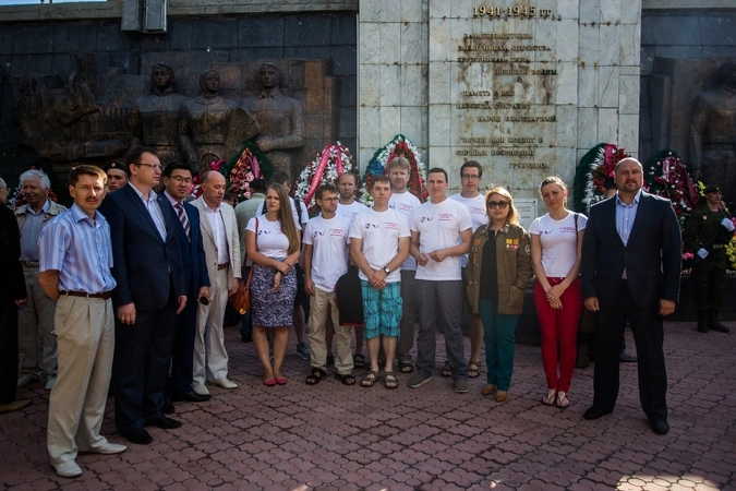 Участники экспедиции "Россия-2014" у вечного огня.