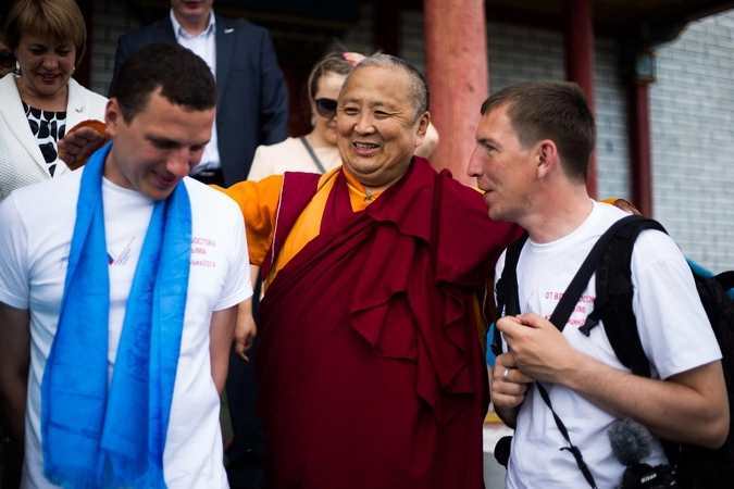 Дид Хамбо лама приглашает осмотреть территорию.