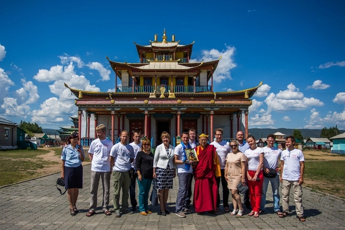 Коллективное фото участников экспедиции _Россия-2014_ и Дидо Хамбо ламы на память.