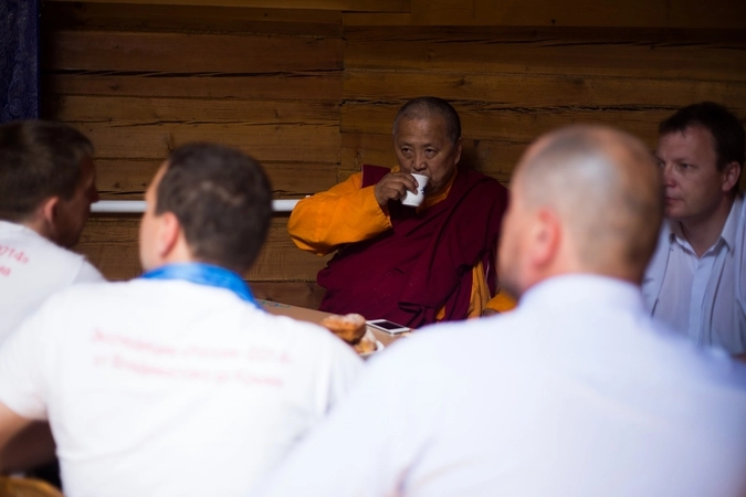 Чаепитие местного чая и личные беседы.