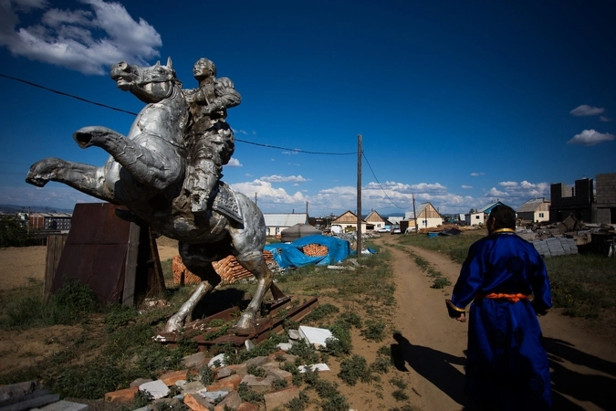 Монументы шаманы взяли у драм.театра Улан-Удэ, когда их выкинули.