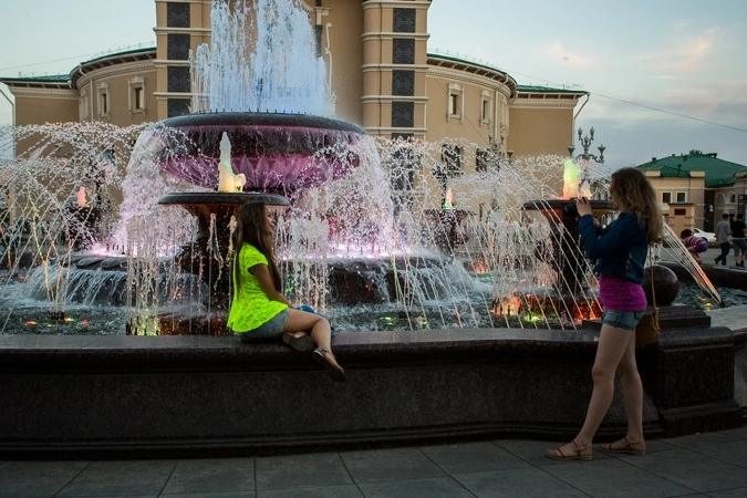 Фонтаны на центральной площади Улан-Удэ. Экспедиция гуляет вечером в последний день перед отъездом.