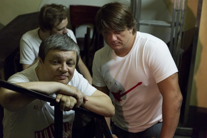 Музыканты Юты за сценой смотрят выступления поэта Александра Вулых