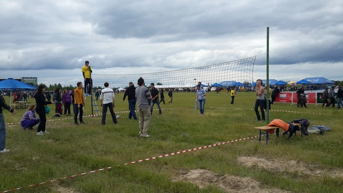 Панки тоже могут, могут играть в волейбол