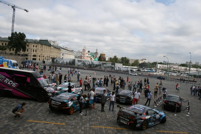 На этот раз формат шоу позволил всем желающим наблюдать не только за самими заездами, но и за всеми этапами подготовки: 10 и 11 июля на Васильевском спуске был открыт павильон «Автодром Сочи», посвященный первому в истории Гран При России Формулы 1