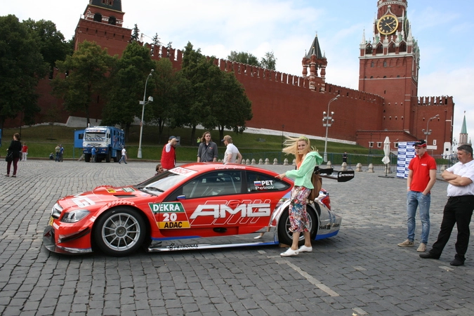 Так же любой мог сфотографироваться с боевыми машинами команды Камаз-мастер, Ferrari, Citroen и другими.