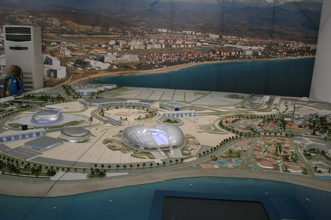 Напомним, что в 2010 году был подписан контракт о проведении  этапа Формулы-1 в России в Сочи на трассе в Олимпийском парке. Это событие произойдет спустя 100 лет после последнего Гран-при России, проведенного в дореволюционное время. Первая гонка запланирована на 12 октября 2014 года. В павильоне можно было ознакомиться с макетом трассы и даже почувствовать себя гонщиком. 