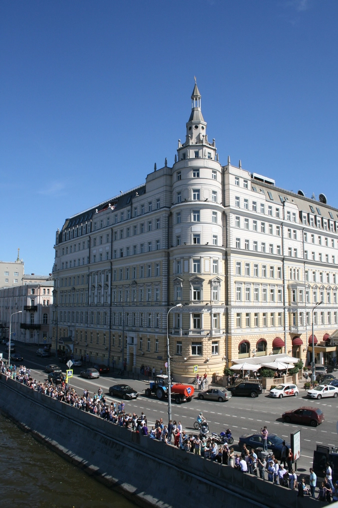 На противоположных набережных собрались сотни зрителей,  несмотря на то, что увидеть заезды оттду было оченьсложно