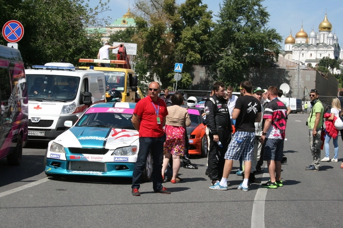 Желающие увидеть шоу своими глазами могли: 
•	купить за 25 тысяч рублей билет в клуб Paradise, находящийся возле зоны паддоков и посетить закрытую вечеринку с участниками Moscow City Racing. 
