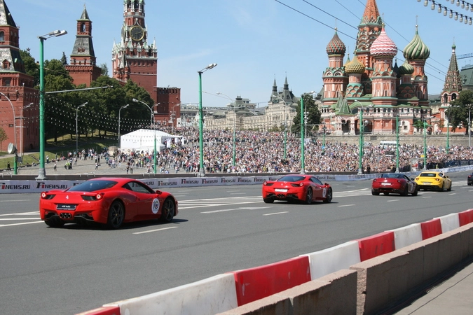 Бесплатно- увидеть все из фан-зоны, где места занимали за несколько часов до начала