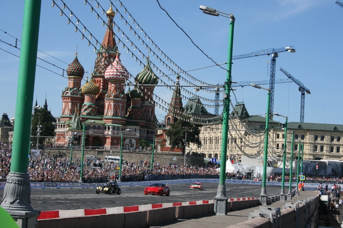 Отдельно стоит отметить каскадерское шоу Терри Гранта. Каждый год этот британский каскадер радует российского зрителя своими трюками, постоянно побивая свои же собственные рекорды. Например, его  любимые трюки- это так называемые пончики, когда машина описывает круги задними колесами, в то время как передние стоят на месте. Сам же он в этом время стоит на крыше или бегает вокруг, общаясь с фанатами. 