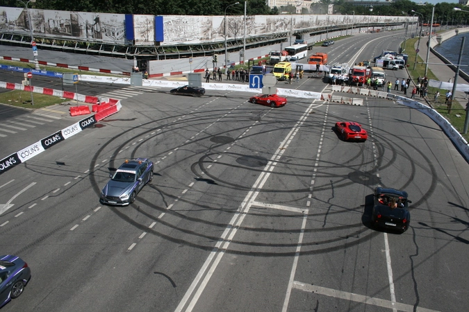 В целом стоит отметить отличную организацию шоу, наличие прекрасных бесплатных смотровых площадок, уникальную возможность пообщаться с гонщиками. И несмотря на недовольство некоторых граждан перекрытием дорог в центре, авто-праздник не был омрачен ни плохой погодой, ни разбитым болидом Кобаяши, как это случилось в прошлом году. Теперь же фанатам Формулы-1 остается ждать открытия Гран-При в Сочи, которое, как мы уже говорили, запланировано на октябрь.