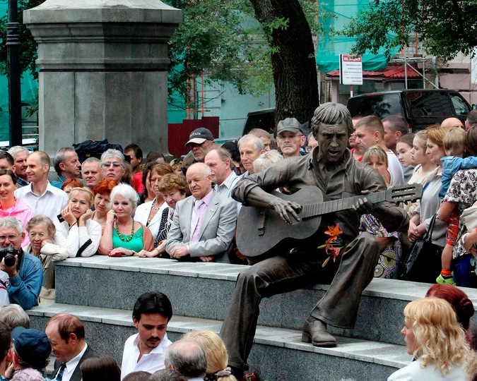 Жители Владивостока на открытии памятника барду, поэту и актеру Владимиру Высоцкому.