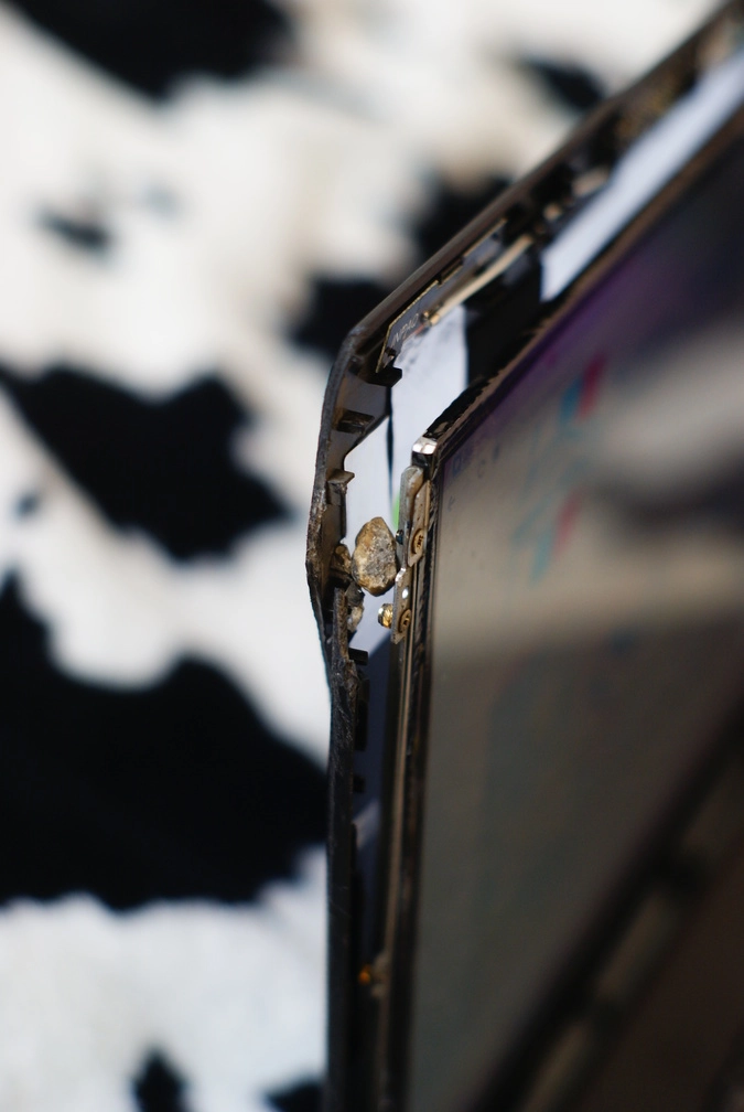 Такие вот тяжелые последствия бывают, когда забывает вещи на капоте автомобиля. Экспедиция не хочет трогать красиво застрявший камушек, чтобы не случилось еще хуже. 