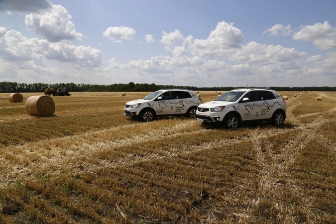 Две машины экспедиции побывали на процессе сбора сена.