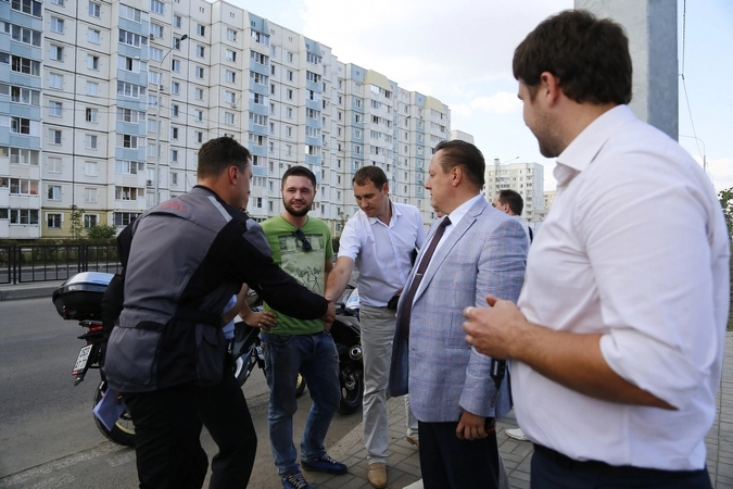 Встреча активистов _Убитых дорог_ с экспедицией _Россия-2014_.