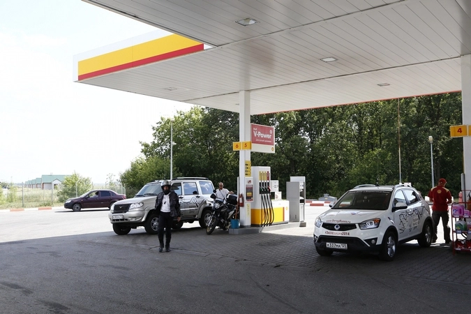 Машины экспедиции сделали маленькую техническую остановку, чтобы заправиться.