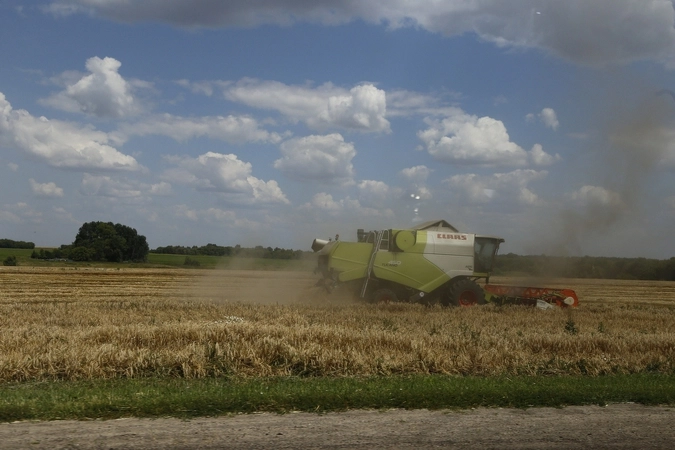 Продолжая путь на юг России, экспедиции все чаще встречается сельскохозяйственная техника, а засеянных полей - больше. 