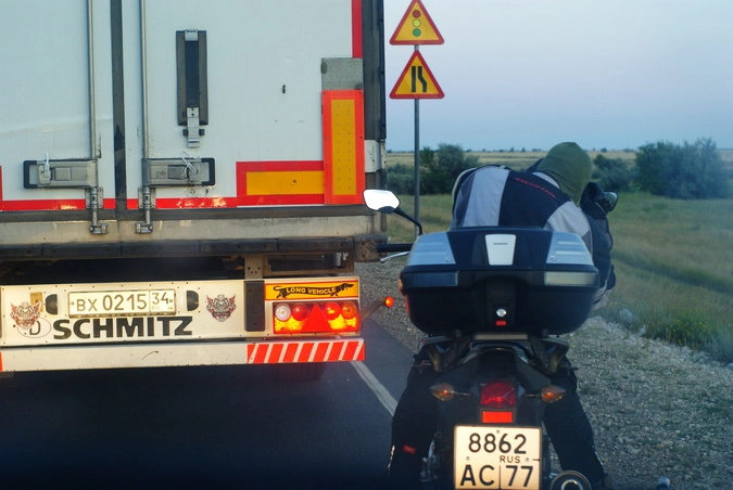 Мотоциклисты экспедиции всегда едут впереди колоны, поэтому ожидание светофора или заторы для них - катострофическое ожидание.