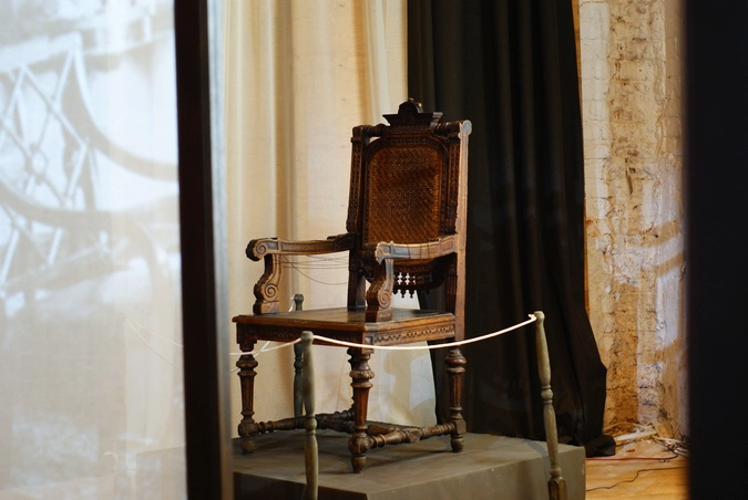 Стул семьи принцессы Ольденбургской. Большое количество бытовых вещей хорошо сохранились до наших дней, включая архивы и личные воспоминания.