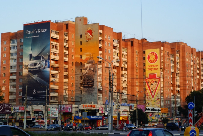 Некоторые используют фасады домов максимально эффективно