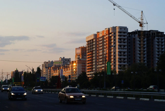 Улица в Воронеже на фоне новостройки.