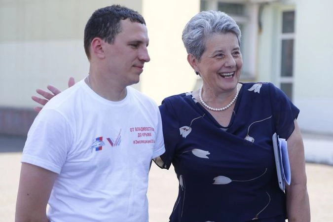 Лидер экспедиции Александр с мэром города Надеждой Качан.