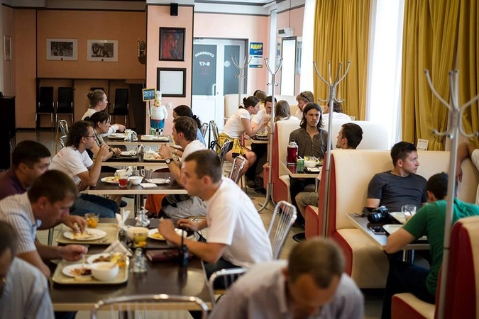 Участники экспедиции с трудом уговорили пообедать Дмитрия Яковлева. Сначала попутчик напрочь отказывался 