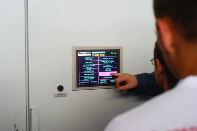 Осмотр в действии электронного оборудования ГЭС