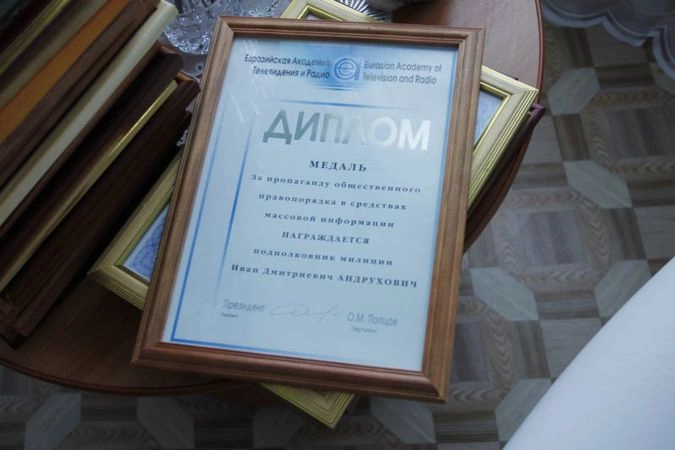 Иван Андрухович показывает диплом за свои заслуги