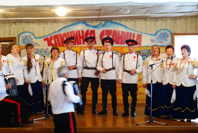 Иван Андрухович со своим ансамблем в деревне Ключи