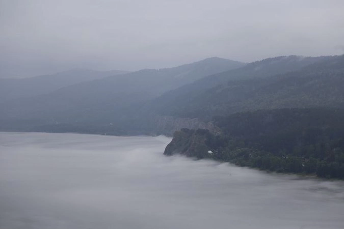Рядом с Красноярской ГЭС. Утром всегда туман в этих местах