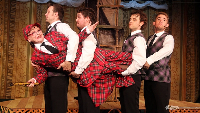 Миссис Хадсон и ее ученики.