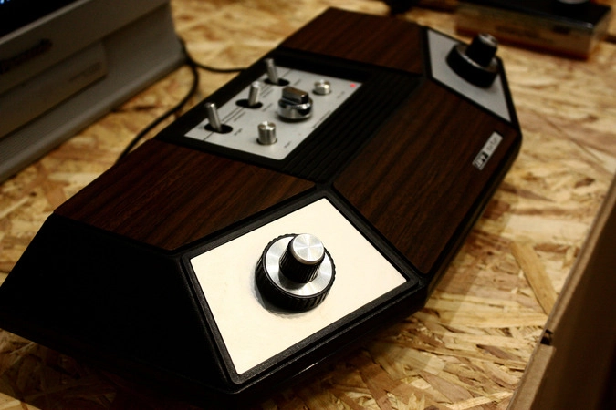 Первая популярная видеоигра Pong компании Atari, в   которую можно играть вдвоем.