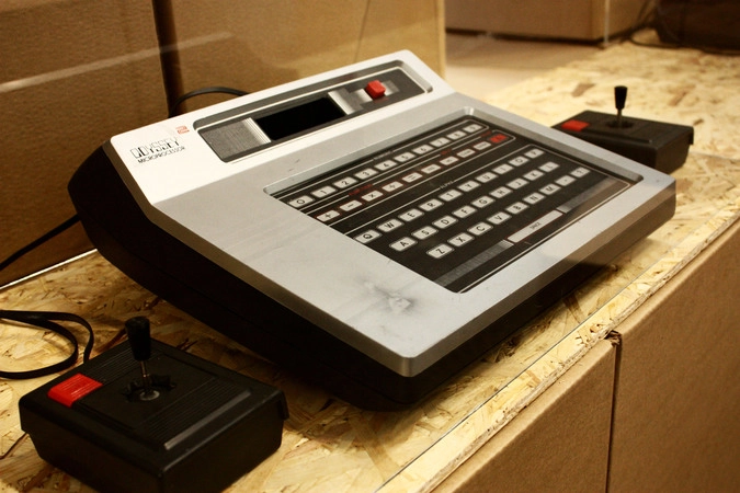 Первая в мире домашняя игровая приставка Magnavox Odyssey, использующая картриджи.