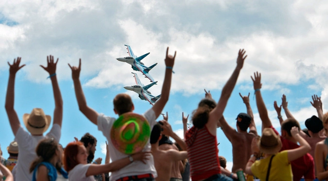 Самолеты Липецкой пилотажной группы "Соколы России" на фестивале "Нашествие 2014"