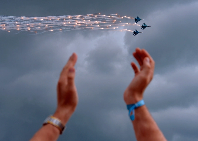 Самолеты Липецкой пилотажной группы "Соколы России" на фестивале "Нашествие 2014"