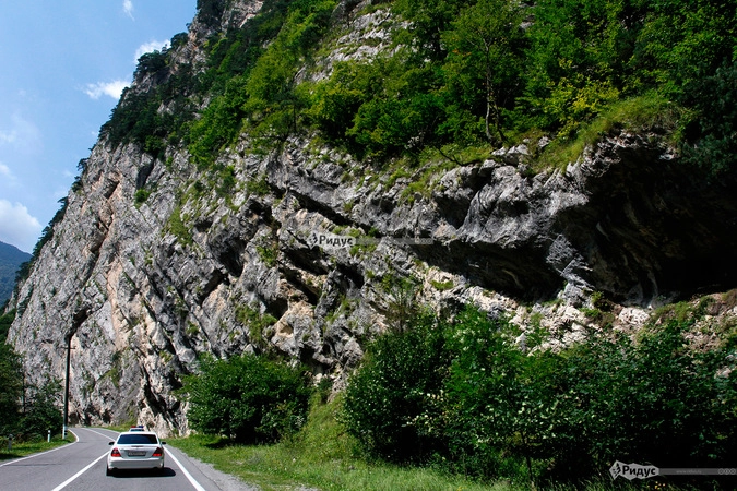 Живописная дорога на Кавказе в сторону Кармадонского ущелья.