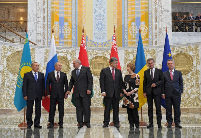 Президент Казахстана Нурсултан Назарбаев, президент России Владимир Путин, президент Белоруссии Александр Лукашенко, президент Украины Петр Порошенко, верховный представитель по иностранным делам и политике безопасности ЕС Кэтрин Эштон, еврокомиссар по вопросам энергетики Гюнтер Эттингер и еврокомиссар по вопросам торговли Карел Де Гюхт (слева направо)