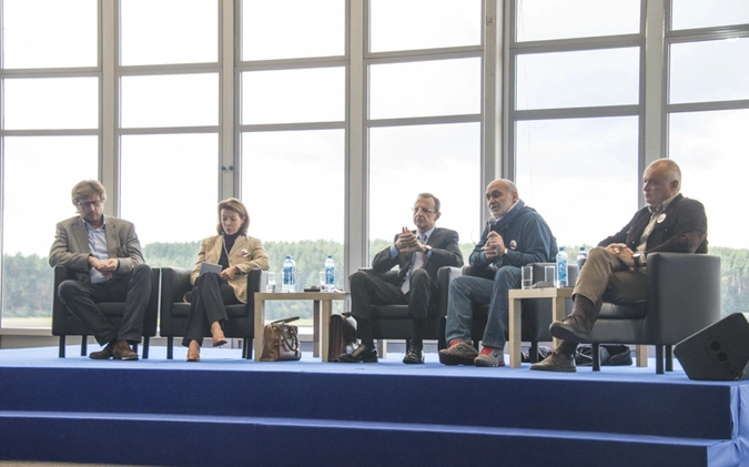 В панельной дискуссии участвуют: Мигранян, Орджоникидзе, Крашенинникова, Лукьянов, модерирует дискуссию Дмитрий Киселев