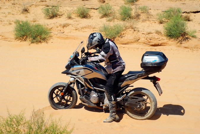 Иногда дорога бывает сложной. Дмитрий Васильев пытается не упасть.