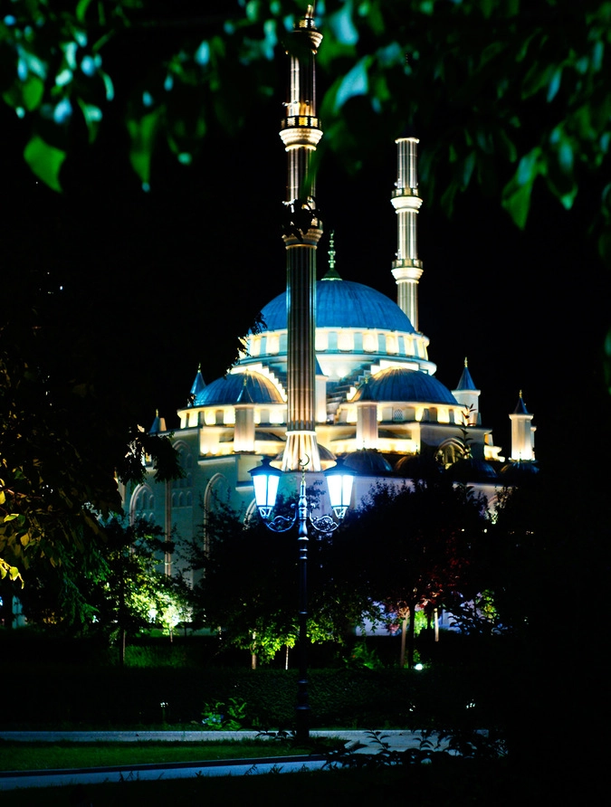 Экспедиция прогулялась по ночному Грозному, вид на «Сердце Чечни».