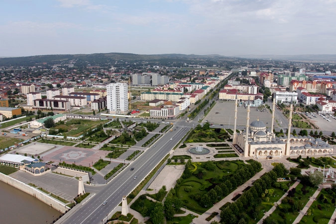 Вид на Грозный с 31 этажа комплекса «Грозный-Сити», слева мечеть «Сердце Чечни».