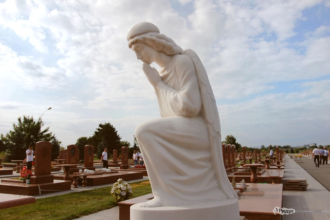 «Город ангелов» в Беслане, всего в теракте погибло 334 человека, из них 186 детей.