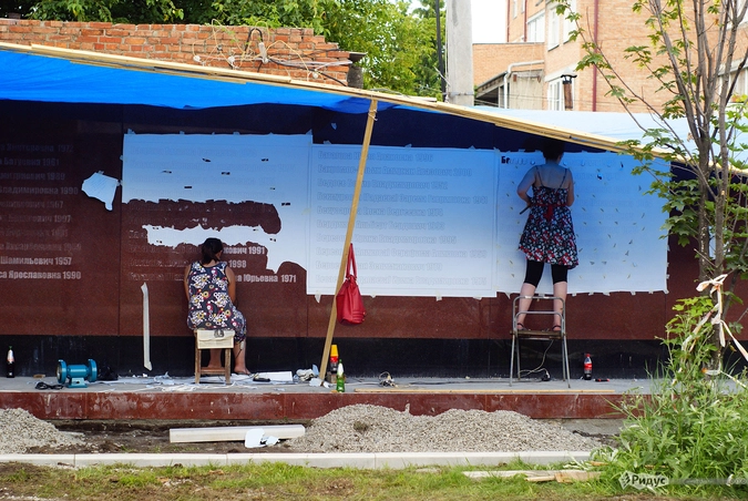 Процесс создания мемориальной стены в Беслане на территории школы.