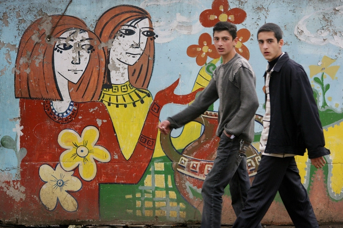 Молодежь на улицах города Степанакерт.